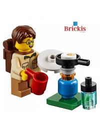 Explorador minifigura LEGO® en el campamento con quemado