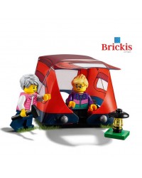2 Figurines LEGO® sur le camping avec tente