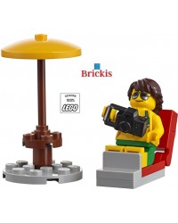 Minifigura LEGO® Chica en la Playa en silla de playa con Cámara y Sombrilla