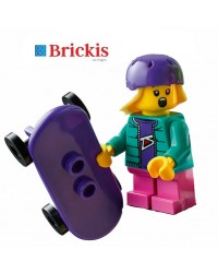 Petite fille patineuse LEGO® + planche à roulette